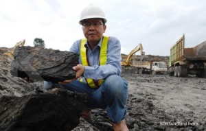 pekerja menunjukan bongkahan batu bara, PT Exploitasi Energi Indonesia Tbk (E2I) melakukan aktivitas penambangan batubara di Site Bantuas milik PT Mutiara Etam Coal (MEC), Samarinda Timur, Kaltim, Jumat (13/9). Penambangan di lokasi seluas 175 hektar itu untuk diekspor ke China dan India yang saat ini produksi di Tambang Bantuas sebesar 30.000 metrik ton (MT) per bulan dan pada Januari 2014 akan ditingkatkan menjadi 100.000 MT per bulan. Kontan/Panji Indra